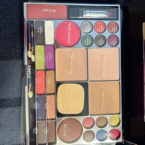 Red and Pink Blush Palette for Makeup